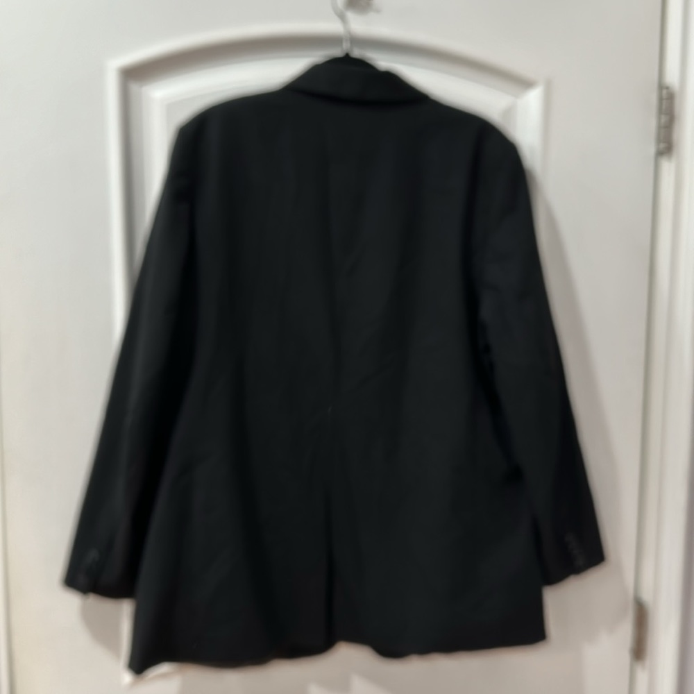 Chic Black Jacket - image 4